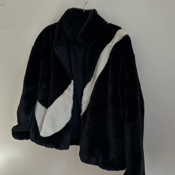 NIKE Furry Swoosh Jacket in Size M - Picture 2 of 4